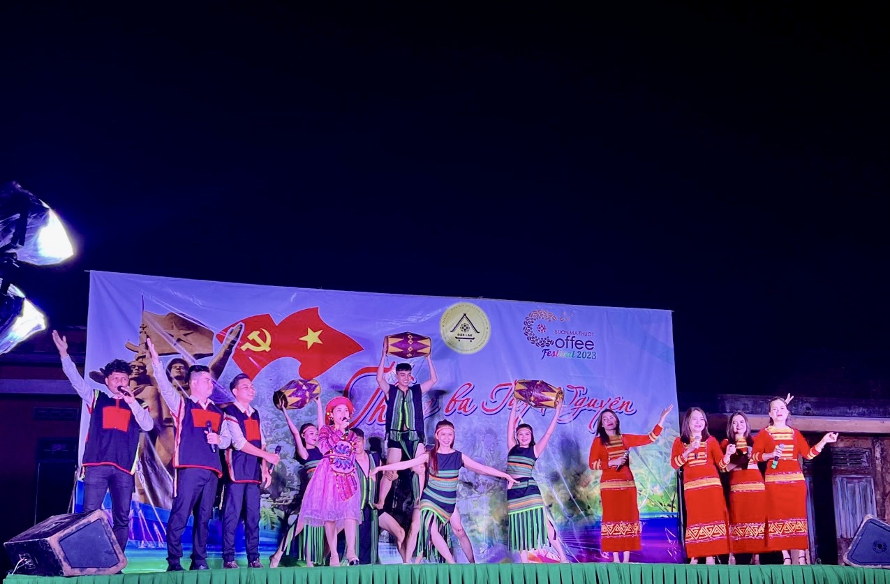 Biểu diễn Chương trình văn nghệ tuyên truyền kỷ niệm 48 năm Chiến thắng Buôn Ma Thuột, giải phóng tỉnh Đắk Lắk (10/3/1975 - 10/3/2023) và quảng bá Lễ hội Cà phê Buôn Ma Thuột lần thứ 8 năm 2023